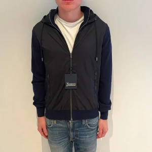 Mörkblå Herno cardigan  - Säljer denna pga av att den inte används. Den är i nyskick och är i storleken 50 som motsvarar M. Hör av er vid fler frågor!💫