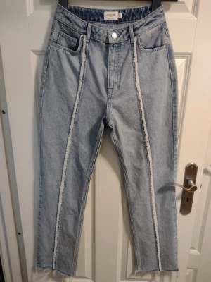 Paola Locatelli för Na-kd - ljusa jeans  - Ljusa jeans med raka ben och råa, fransiga sömmar i fram och i bak. från Paola Locatellis kollektion med Nakd. Klassisk femficksmodell och hög midja. Perfekta för dig som vill ha en unik twist på dina jeans. Materialet är 100% bomull och de sitter jättefint på. 