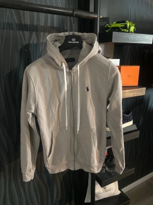 Ralph Lauren hoodie  - Ralph Lauren hoodie i grå/beige färg.  Storleken passar s-m.   Bara att höra av sig vid frågor eller funderingar✅