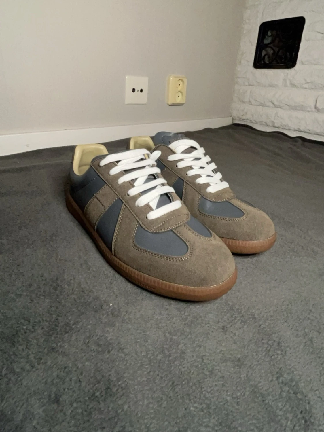 Grå och beige sneakers med gummisula