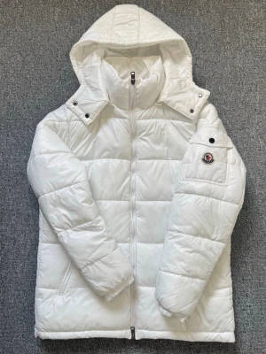 Moncler Maya Jacka - Moncley Maya Jacka som säljs billigt pga behöver pengarna. Storlek M och NFC Tagg är såklart tillgängligt