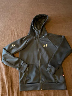 Armour kofta  - Jätte fin under armour kofta perfekt nu innan sommaren och till sommar kvällar har en perfekt passform till kroppen 