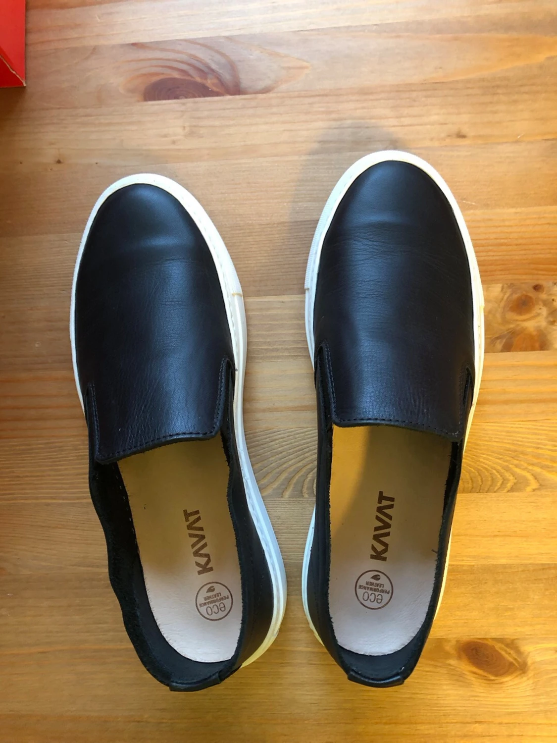 Svarta slip-on sneakers från Kavat - 1