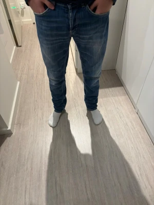 Sjukt snygga dondup jeans  - Säljer ett par blå slim fit jeans. Det är storlek 35w i dondup storlek. Skulle säga att dom passar 32w 32L. De har klassisk femficksdesign, normal midja och är tillverkade i denim med lätt tvättad look. Perfekta för en avslappnad och trendig stil.
