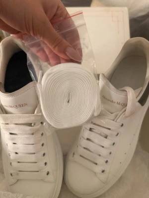 Alexander McQueen - Vill bli av med dessa skor så snabbt som möjligt då det här är en present från mitt ex. Säljer för 2500 kr. Öppen för förslag!❤️storlek 39. Väska/påse medföljer!