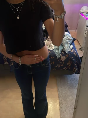 Svart magtröja - Säljer min svarta Mag T-shirt. Den är så fin med ett par högmidjade jeans. Tröjan är från lager 157.