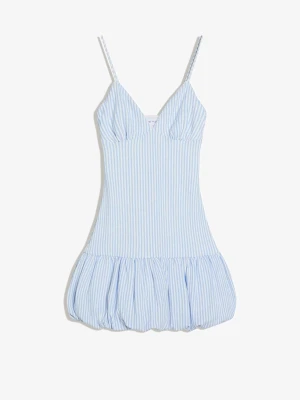 Mini ballon dress - Jättefin vit ballong klänning med blåa ränder, passar perfekt nu när det börjar bli sommar!🤍 Säljer för den tyvärr är för liten, prislappen är kvar och är bara testad.