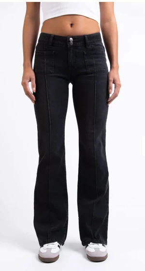 Svarta bootcut jeans med fickor - Snygga svarta bootcut jeans med två stora framfickor och markerade sömmar. Jeansen har hög midja och stängs med knapp och dragkedja. Perfekta för en trendig och avslappnad look.