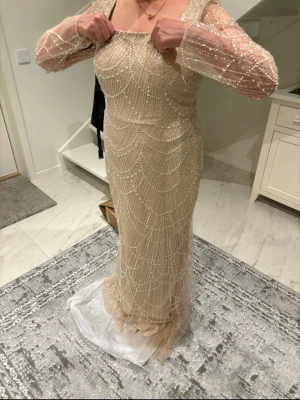 Champagnefärgad långklänning med pärlor - Strl 40/42, köpt från Canur dress i Tyskland