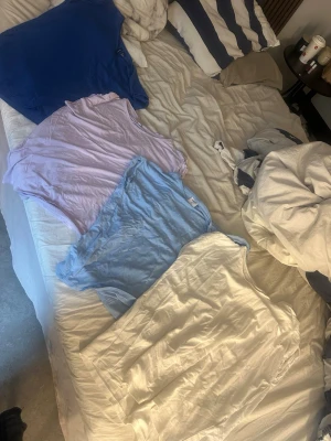 Pastellfärgade t-shirts från Aware - 4 stycken jätte snygga T-shirtar i jätte skönt material. Två stycken i strl S och två i strl M. En mörkblå, ljuslila, ljusblå och en vit. Jätte fina och sköna tröjor.💞