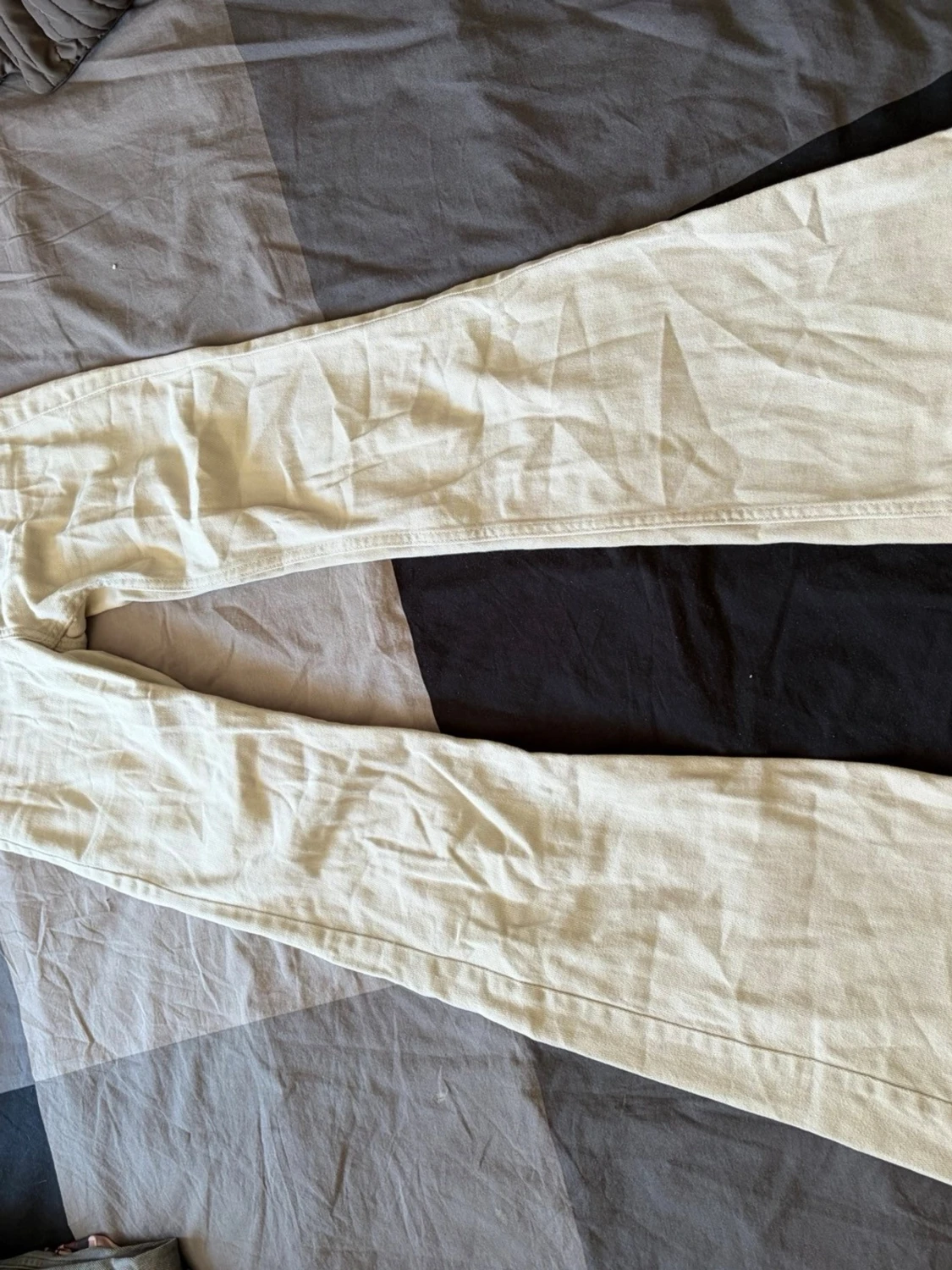 Beiga utsvängda jeans