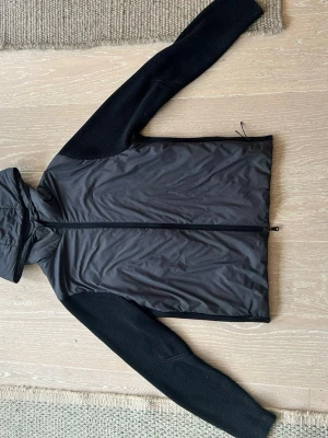 Mörkblå J Lindberg cardigan - Säljer min mörkblåa cardigan då den inte används inga fel på jackan i sig skicket är 8/10 nypris 3800kr jag säljer för 1800kr 