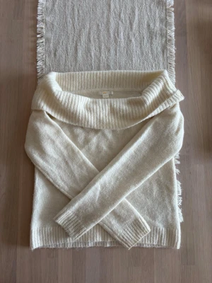 Dam krämvit offshoulder top - Storlek 158/164cm motsvara XS ifrån GinaTricot. Är som i nyskick. Skickar inom 48h kika in min profil för mer fina plagg. Skriv om ni har några frågor!
