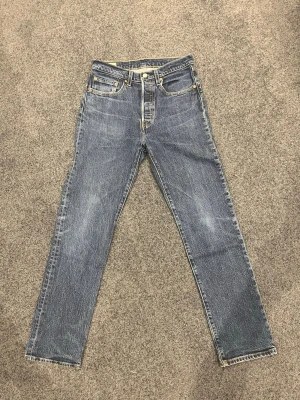 Levi's 501 blå - Blåa Levis jeans. Knappt använda, priset kan diskuteras