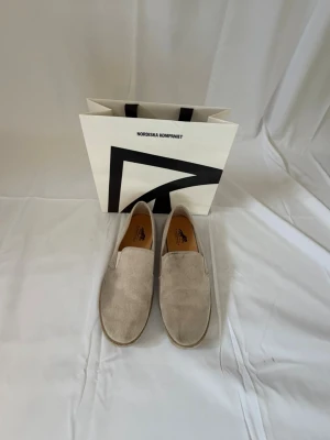 Beige espadrillos - Hej, säljer mina beiga espadrillos för jag tyvärr växt ut dem märket är inte Saint Laurent gjorde bara så för att få upp det i flödet. Köpta i Cannes i Frankrike på en sko butik för 90 euro. Jag gjorde sönder dem andra sulorna så jag köpte dessa sulor och har haft dem sen dess. Så detta är inte original sulorna. Vid förfrågan så följer NK påsen med annars är det bara som prydnad.