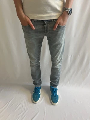 Dondup George  - Tja! Säljer nu dessa sjukt eftertraktade blå  Dondup George med original slitningar från frabrik. Se storlek nedan. Jeansen är i mycket bra skick.                                                                     Nypris: 3500kr                                                                 Säljs för: 699kr                                                                 Tveka inte på att höra av er vid intresse eller frågor!