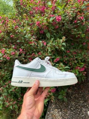 Nike Air Force 1 07’ - Väl använda men även väl omhändertagna. Lädret är i gott skick färgsläpp på enstaka ställen. Har legat i kartong senaste 5 åren.