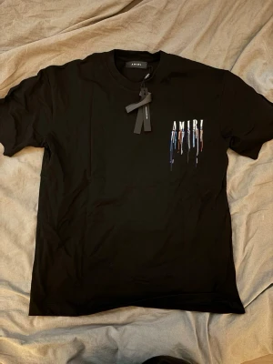 amiri t shirt - säljer en skön amiri t shirt i strlk M, Perfekt skick och inga besvär!