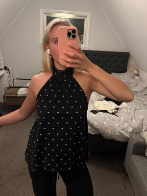 Halterneck topp - Säljer min snygga halterneck top som är köpt ifrån gina tricot☺️ Aldrig använt toppen men finns ingen lapp kvar!!