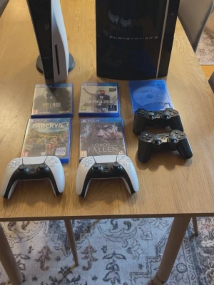 PlayStation 5 och PlayStation 3 paket - Säljer ett PlayStation 5 och en svart PlayStation 3. Medföljer fyra handkontroller (två DualSense och två DualShock 3) samt flera populära spel.