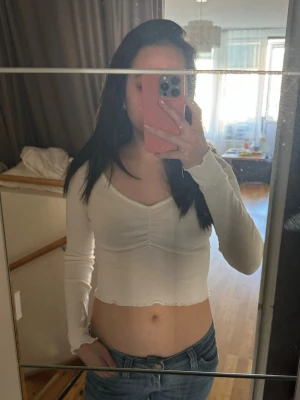 Långärmad croppad topp  - Jättesöt långärmad croppad topp ifrån Monkl 💕 knappt använd och i jättefint skick 🙌 Pris kan diskuteras vid fsnabb försäljning. Skriv för bilder med toppen på! 😇