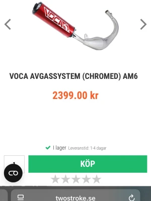 Hjalmar - Säljer ett avgassystem från VOCA till AM6-motor, med kromad böj och röd ljuddämpare i metall. Snygg design med VOCA-logga på dämparen. Perfekt för dig som vill uppgradera mopeden med både stil och prestanda.