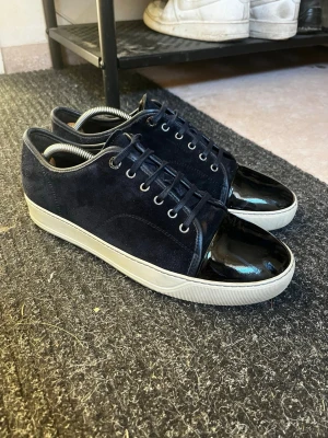Lanvin cap toe mörkblå - Säljer nu ett par mörkblå lanvin cap toe | skick: 8/10 | Nypris: 5200kr, mitt pris: 2150kr | Storlek uk 9 vilket motsvarar storlek 43, men passar 44 | Hör av er vid minsta fråga😊