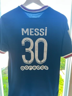 PSG Messi matchtröja  - Säljer en blå Paris Saint-Germain matchtröja med Messi 30 på ryggen. Perfekt inför sommaren och väldigt bra pris