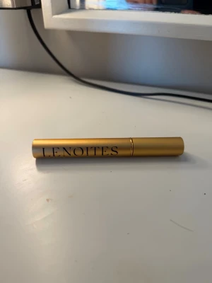 Lenoites ögonfransserum guld - Snyggt ögonfransserum från Lenoites i en elegant guldfärgad tub med svart text. Perfekt för dig som vill boosta dina fransar och få ett fylligare intryck. Smidig och stilren design som passar i necessären.