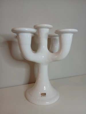 kandelaber / ljusstake från Guldkroken  - Jag har andra ifrån Guldkroken, kolla gärna in dem!!   Denna vitglaserade kandelaber är från Guldkroken i Hjo och är formgiven av Märta Grunditz. Femarmad ljusstake i keramik. Se bilder för egen bedömning av skick. Kom med bud!  #VintageCeramics #SwedishDesign #Candelabra #CandleHolder #MidCenturyModern #RetroHome #Vintage #samlare #Inredningsdetaljer #Loppisfynd #SecondHandSverige #VintageInredning #Ljusstake #VitKeramik #Mysbelysning #keramik #Guldkroken #GuldkrokenHjo #MärtaGrunditz #SvenskDe