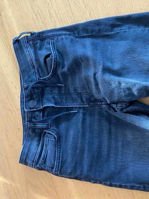 Svarta jeansshorts - Snygga svarta jeans shorts perfekta till sommaren
