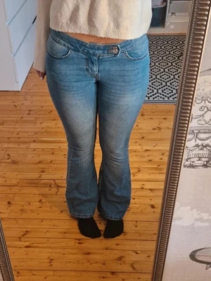 Blå bootcut jeans från Vero Moda - Säljer ett par ljusblå bootcut jeans från Vero Moda! Dessa jeans är knappt använda och är i väldigt bra skick. De är ganska korta i benen och skulle passa någon som är 164 eller kortare.
