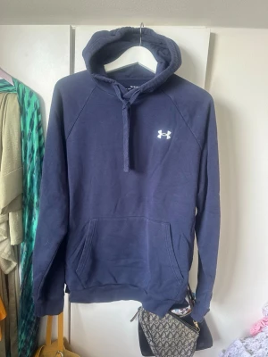 Hoodie - Under armour hoodie 