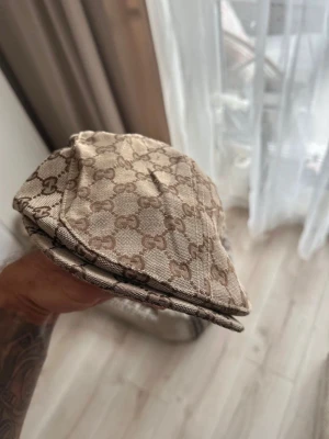 Vintage Italian Pattern Flat Cap / Beret Hat 🪵✨ - Classic and timeless flat cap featuring a beautiful luxury monogram pattern throughout