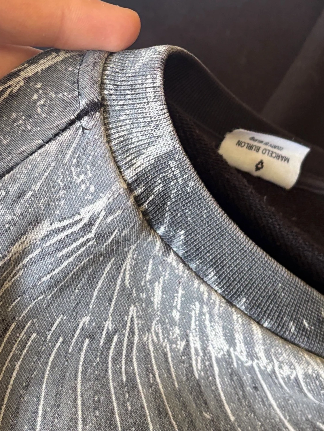 Svart sweatshirt med vingtryck från Marcelo Burlon - 4
