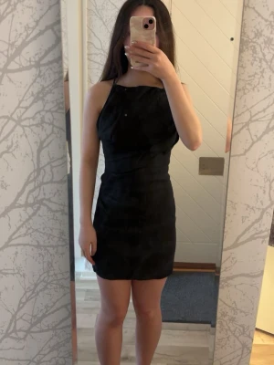 Zara klänning - Fin klänning fr ZARA i storlek S. Endast testad av mig så i nytt skick