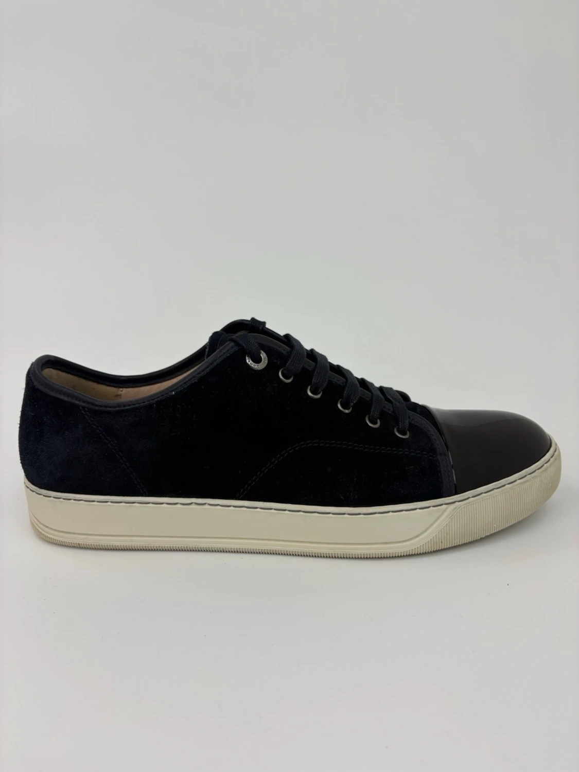 Mörkblå sneakers med lackad tå