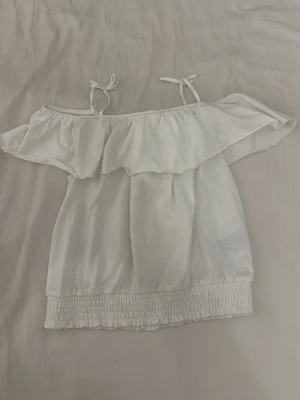 Vit topp med volang - Vit sommar topp knappt andvänd inga hål eller något.