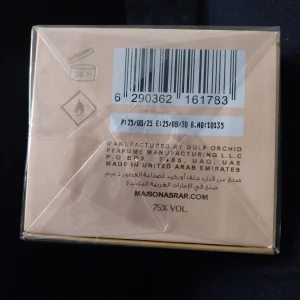 Maison Asrar Vanilla Voyage EdP - Maison Asrar Vanilla Voyage Eau de Parfum är en parfym med en varm vaniljdoft. Förpackningen är beige med elegant text och en holografisk detalj. Innehåller 75% volym alkohol och levereras i en klassisk rektangulär kartong. Tillverkad i Förenade Arabemiraten. Inplastad.