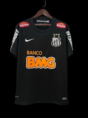 Svart Santos FC matchtröja Nike - Säljer en svart Santos FC matchtröja från Nike med tryckta sponsorer i vitt, orange och rött. Tröjan har klubbmärke på bröstet, Dri-FIT-material och korta ärmar. Perfekt för dig som älskar brasiliansk fotboll och vill ha en snygg supportertröja.