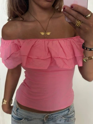 Rosa Offshoulder volangtopp  - Så fin Offshoulder rosa volangtopp! OBS: ❗️Denna kommer säljas i min Plick Live show + giveaway den 2a Juli kl 20.00, så denna går inte att köpa nu. Men skriv gärna om ni har frågor. Jag är 168 och det är mina bilder💖 