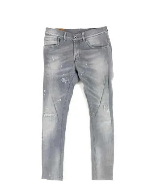 Dondup George  - Säljer mina dondup George jeans. Färgen grå och riktigt feta slitningar. Storlek 33 men tror dem sitter som 30 ish (dålig på dondup storlekar). Modellen på sista bilden är 178 och väger 63. Skick 9/10. Skriv vid frågor eller liknande!