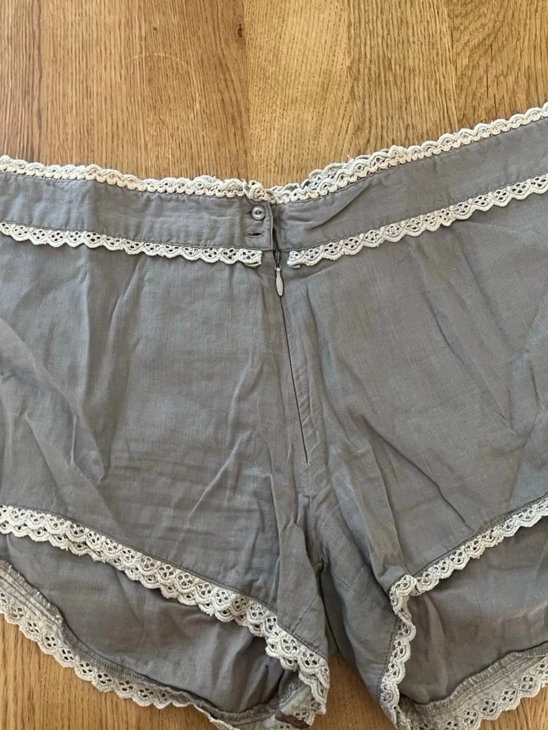 Vita spetskantade shorts med fickor - 3