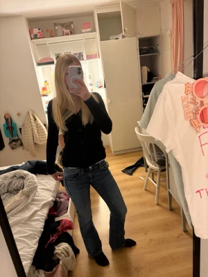 Söta lowwaist bootcut jeans - Jeans som möjligtvis har några tecken på användning men inget tydligt. Innerbenslängd runt 75 cm och de har stretchband i midjan. Storlek 158, antar att det motsvarar XXS.