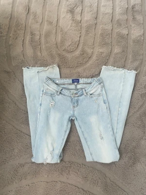 slutsålda jeans - juliana.shopping - säljer dom trendiga jeansen från juliana, dom är i fint skick men har däremot några hål som jag tagit bild på som självklart går att sy!! dom är här dom med längre innerbenslängd: 91cm och passar perfekt nu till sommaren och fester eller andra sammanhang!!