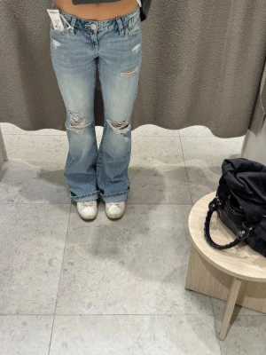 Jeans med hål på fickorna  - Dessa jeans från ginatricot med hål på fickorna, inte särskilt använda. Storlek XS🩷