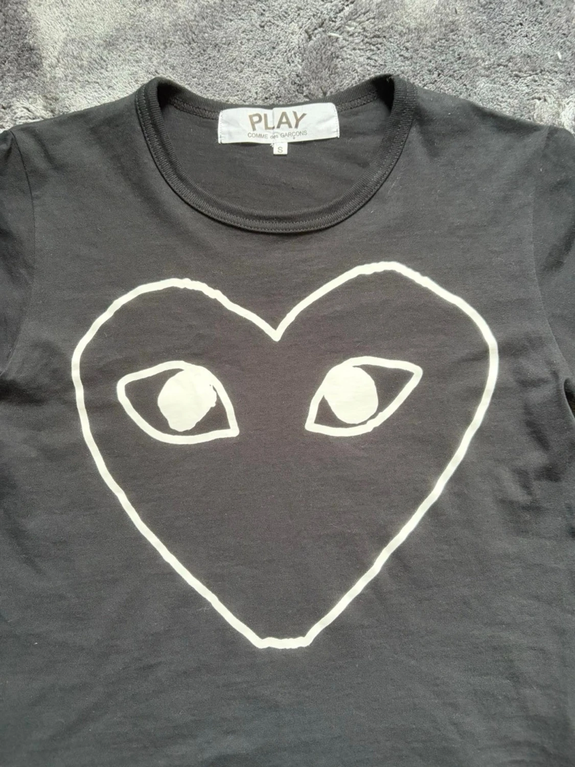 Svart Comme des Garçons PLAY t-shirt - 1