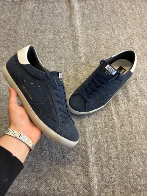 Golden goose skor - Säljer nu mina golden goose skor då jag är pengarkåt skorna är bara använda en gång kom dm vid frågor
