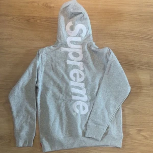 Grå hoodie från Supreme - Perfekt till sommarkvällarna