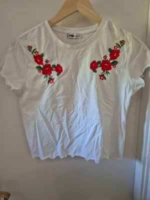 Vit t-shirt med broderade blommor - Vit t-shirt från FB sister storlek s